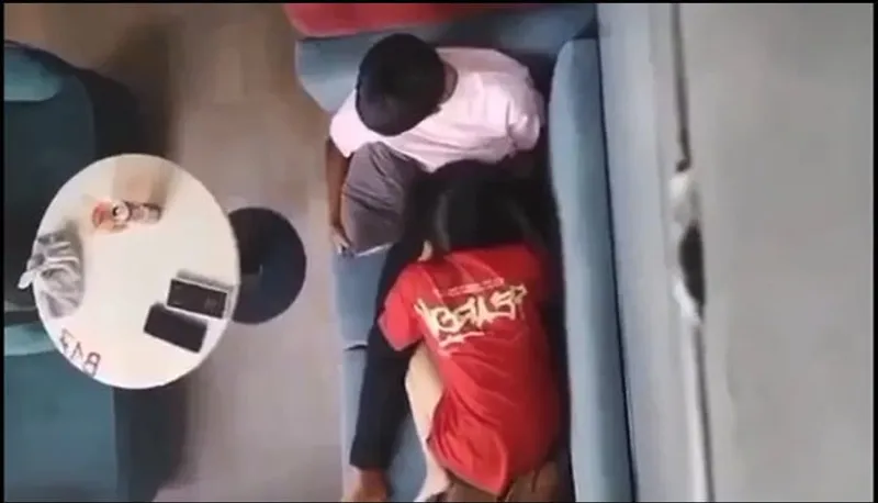 Quay lén bạn gái bú liếm cho tình nhân nơi công cộng